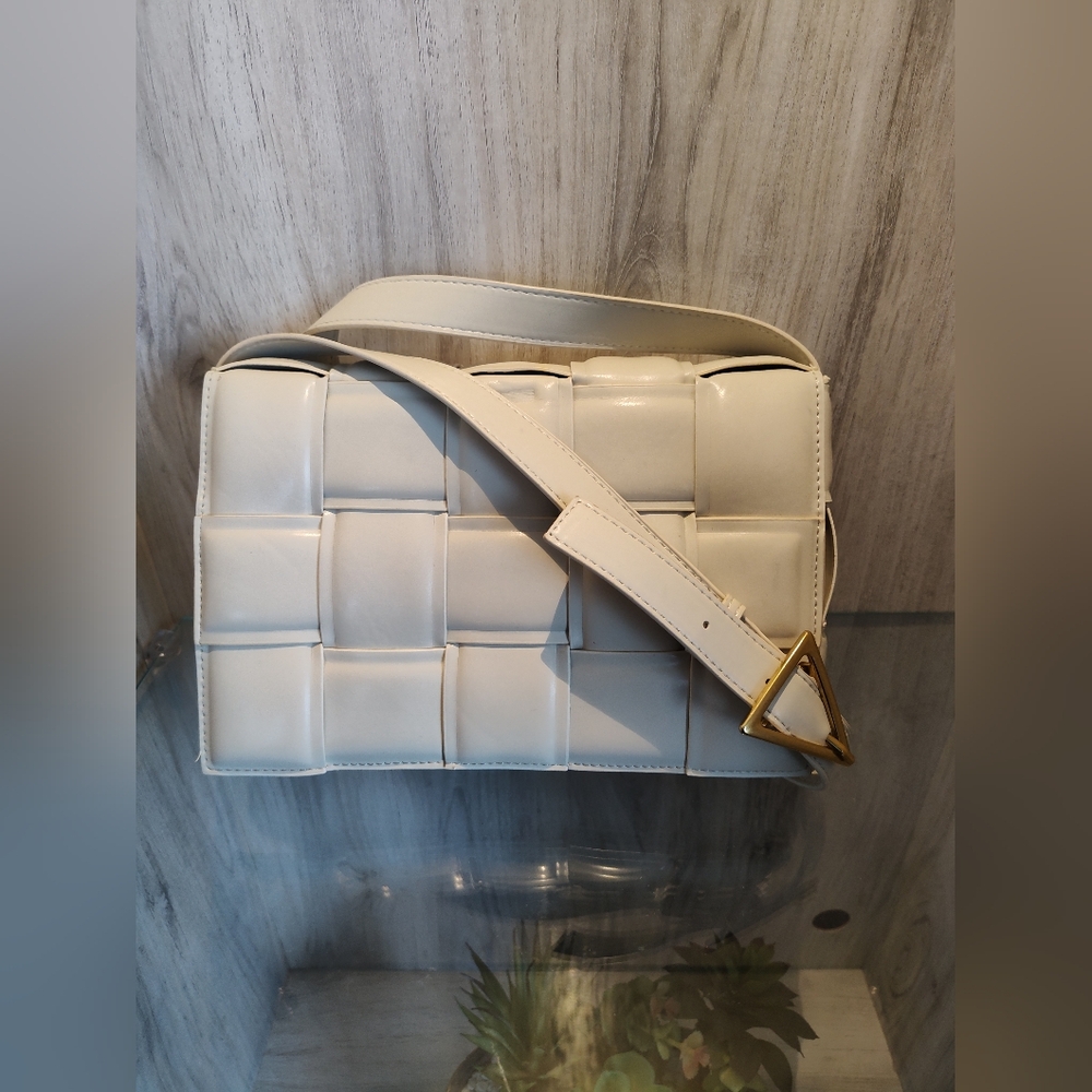 Crossbody ivory purse no bran on it, good condition